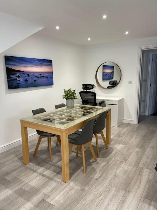 Maisy Lodge - Two Bed Lux Flat - Parking, Netflix, Wifi - Close To Blenheim Palace & Oxford - F2 Kidlington Bagian luar foto