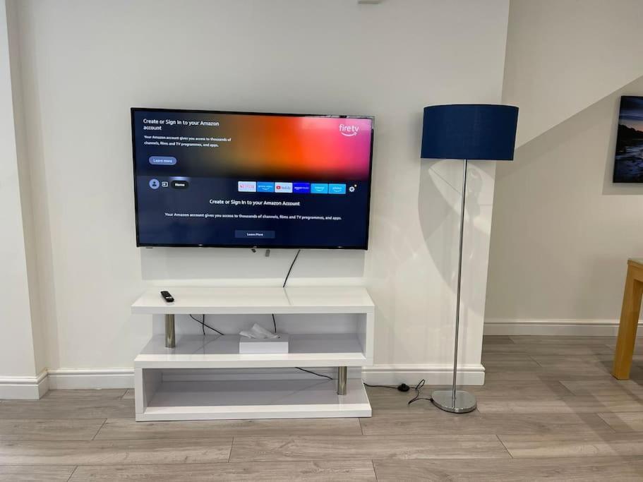 Maisy Lodge - Two Bed Lux Flat - Parking, Netflix, Wifi - Close To Blenheim Palace & Oxford - F2 Kidlington Bagian luar foto