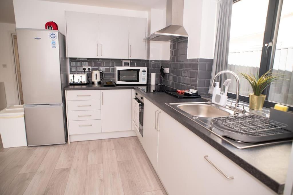 Maisy Lodge - Two Bed Lux Flat - Parking, Netflix, Wifi - Close To Blenheim Palace & Oxford - F2 Kidlington Bagian luar foto