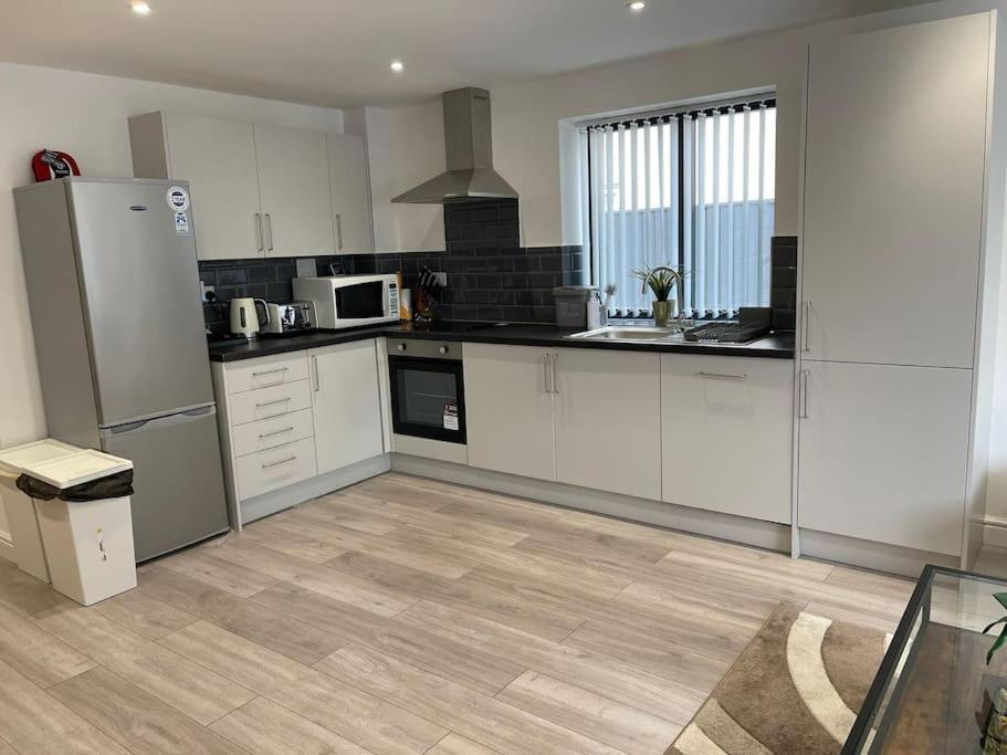 Maisy Lodge - Two Bed Lux Flat - Parking, Netflix, Wifi - Close To Blenheim Palace & Oxford - F2 Kidlington Bagian luar foto