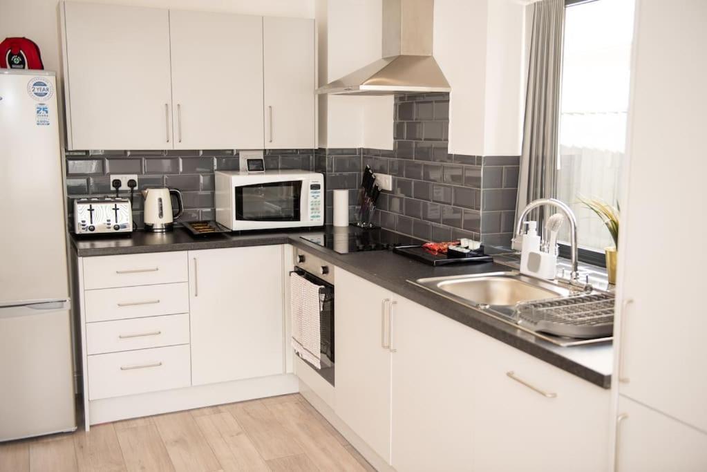 Maisy Lodge - Two Bed Lux Flat - Parking, Netflix, Wifi - Close To Blenheim Palace & Oxford - F2 Kidlington Bagian luar foto