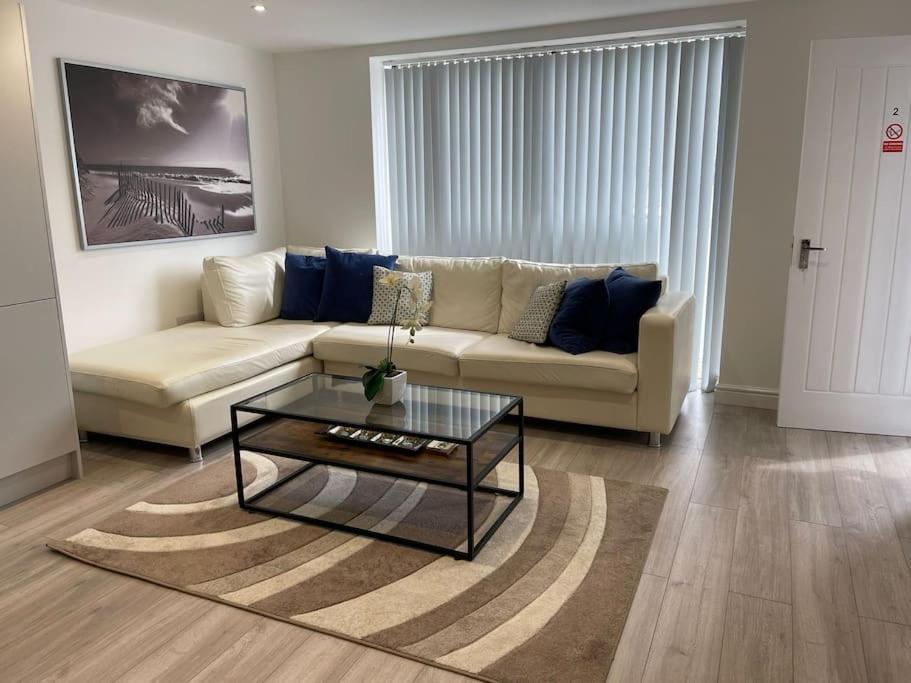 Maisy Lodge - Two Bed Lux Flat - Parking, Netflix, Wifi - Close To Blenheim Palace & Oxford - F2 Kidlington Bagian luar foto