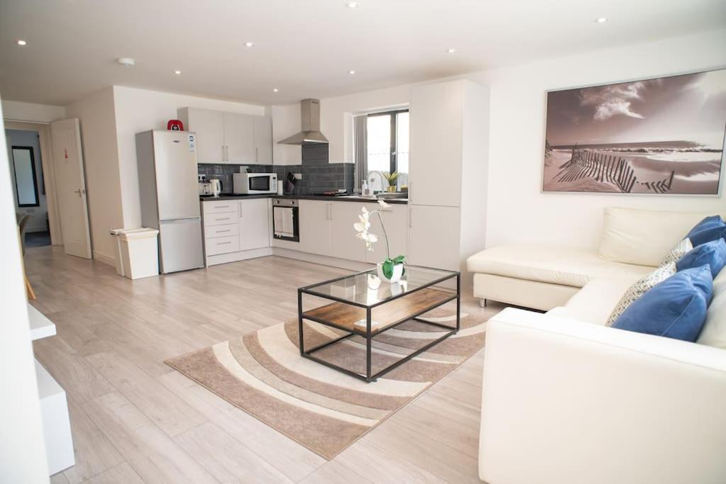 Maisy Lodge - Two Bed Lux Flat - Parking, Netflix, Wifi - Close To Blenheim Palace & Oxford - F2 Kidlington Bagian luar foto