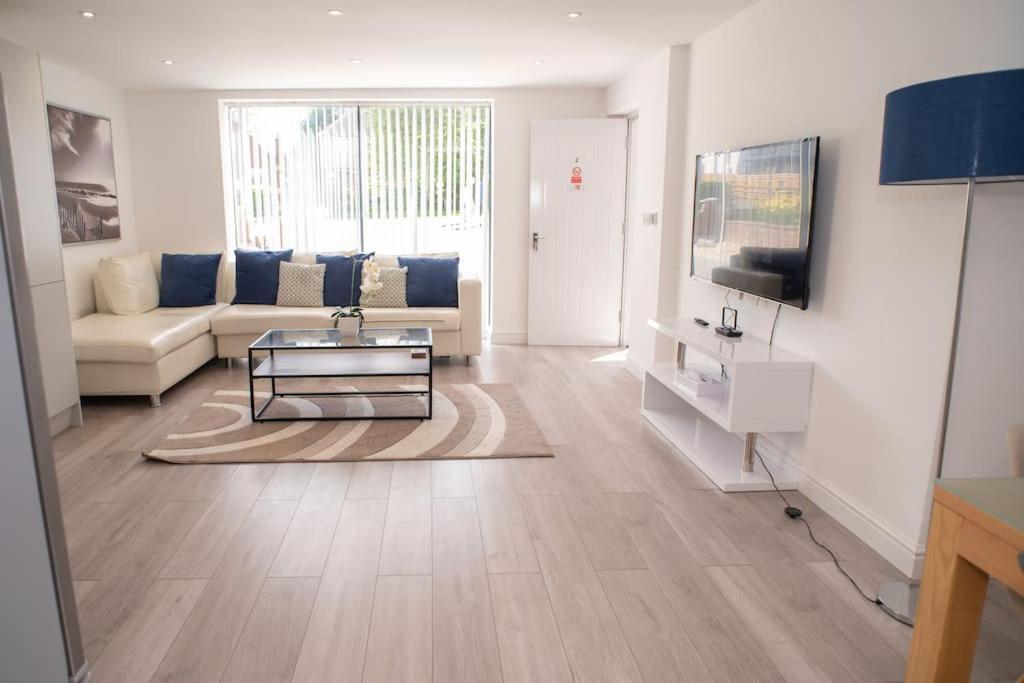 Maisy Lodge - Two Bed Lux Flat - Parking, Netflix, Wifi - Close To Blenheim Palace & Oxford - F2 Kidlington Bagian luar foto