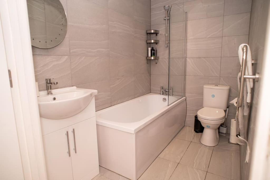 Maisy Lodge - Two Bed Lux Flat - Parking, Netflix, Wifi - Close To Blenheim Palace & Oxford - F2 Kidlington Bagian luar foto