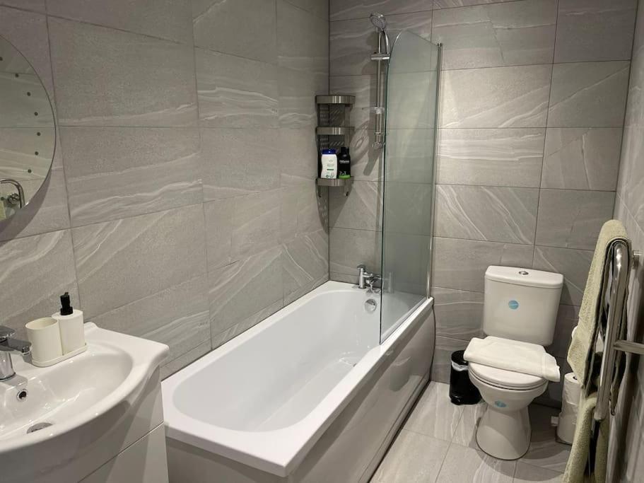 Maisy Lodge - Two Bed Lux Flat - Parking, Netflix, Wifi - Close To Blenheim Palace & Oxford - F2 Kidlington Bagian luar foto