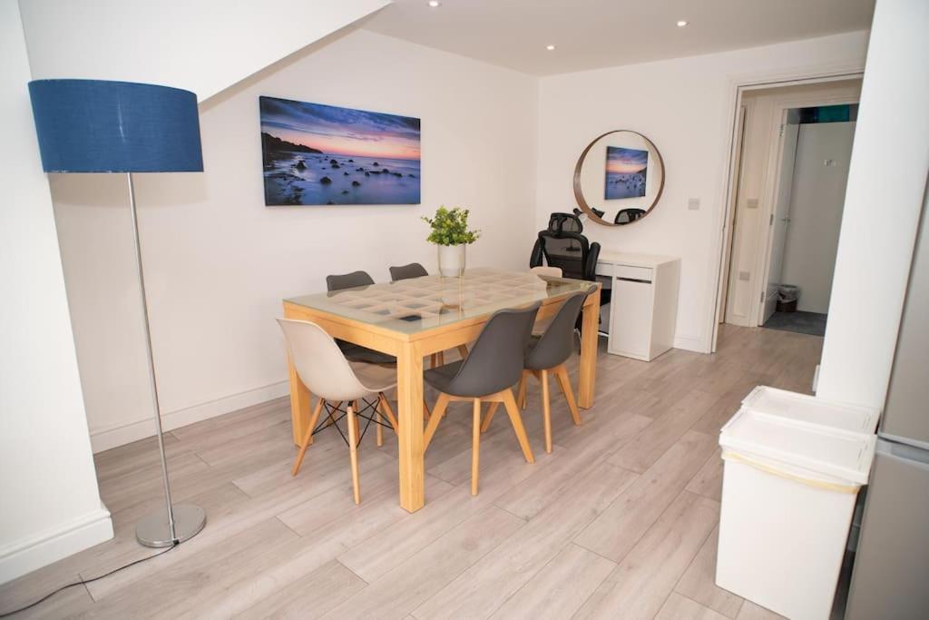 Maisy Lodge - Two Bed Lux Flat - Parking, Netflix, Wifi - Close To Blenheim Palace & Oxford - F2 Kidlington Bagian luar foto