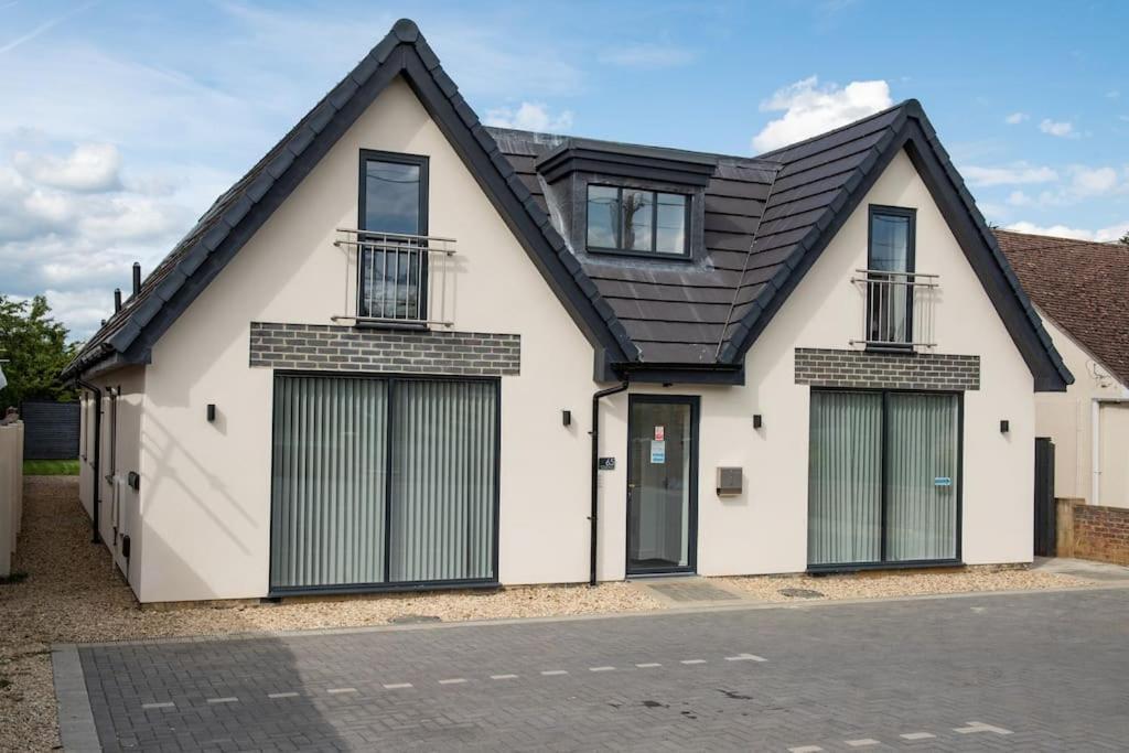 Maisy Lodge - Two Bed Lux Flat - Parking, Netflix, Wifi - Close To Blenheim Palace & Oxford - F2 Kidlington Bagian luar foto
