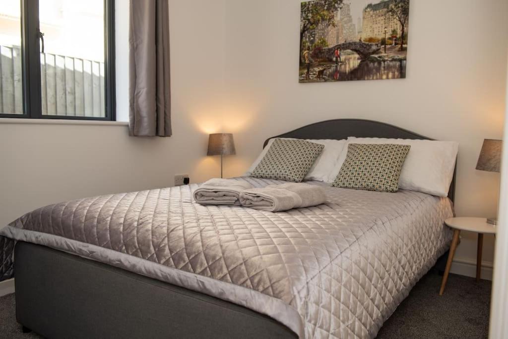 Maisy Lodge - Two Bed Lux Flat - Parking, Netflix, Wifi - Close To Blenheim Palace & Oxford - F2 Kidlington Bagian luar foto