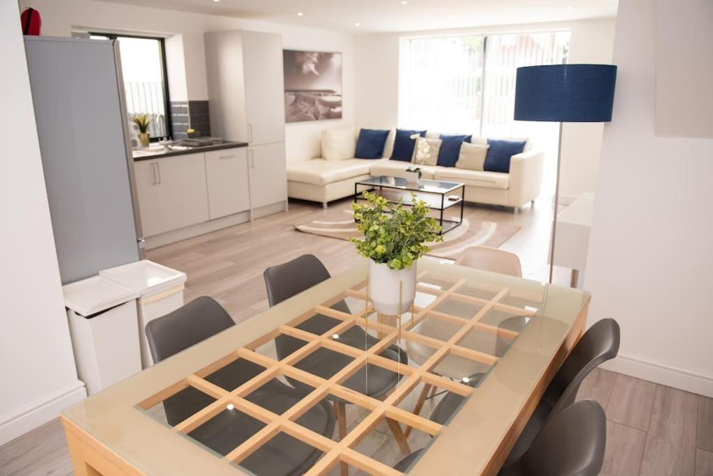 Maisy Lodge - Two Bed Lux Flat - Parking, Netflix, Wifi - Close To Blenheim Palace & Oxford - F2 Kidlington Bagian luar foto