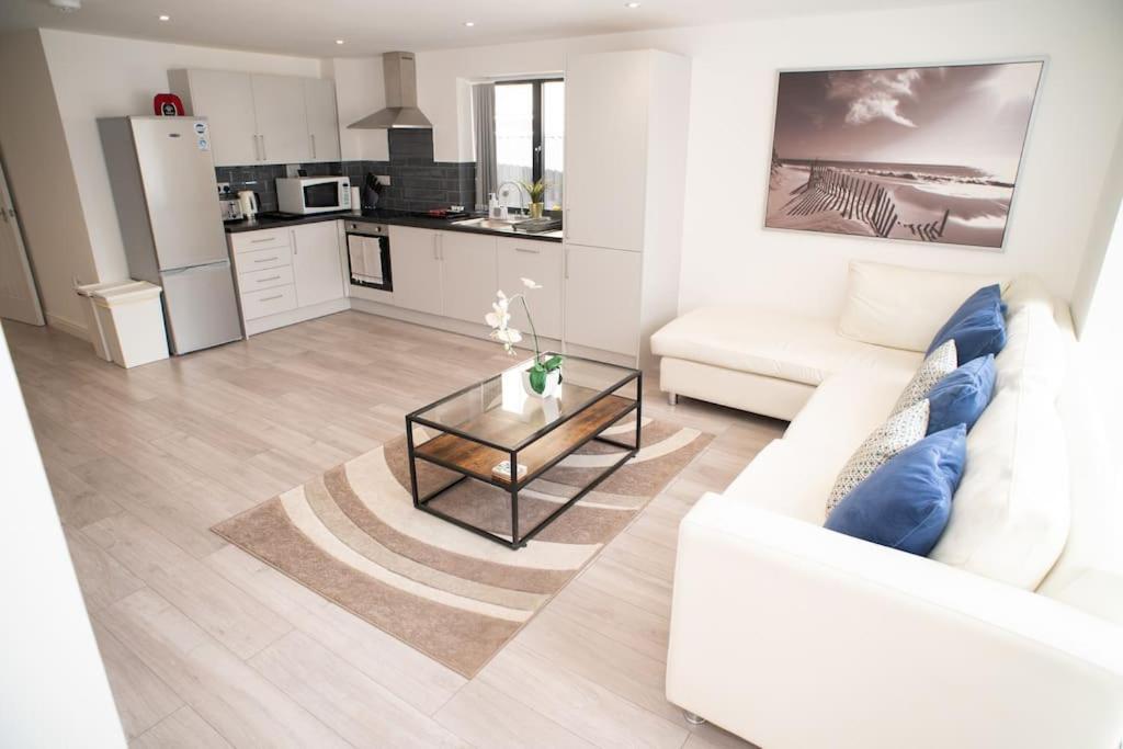 Maisy Lodge - Two Bed Lux Flat - Parking, Netflix, Wifi - Close To Blenheim Palace & Oxford - F2 Kidlington Bagian luar foto