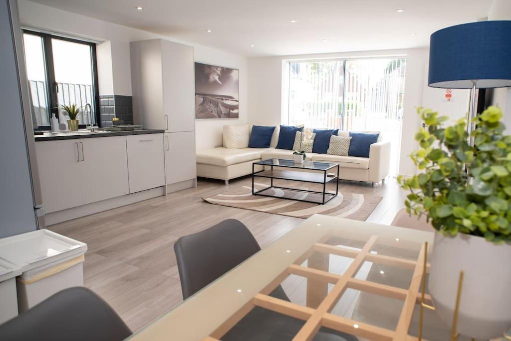 Maisy Lodge - Two Bed Lux Flat - Parking, Netflix, Wifi - Close To Blenheim Palace & Oxford - F2 Kidlington Bagian luar foto