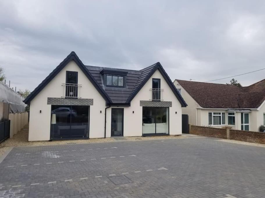 Maisy Lodge - Two Bed Lux Flat - Parking, Netflix, Wifi - Close To Blenheim Palace & Oxford - F2 Kidlington Bagian luar foto